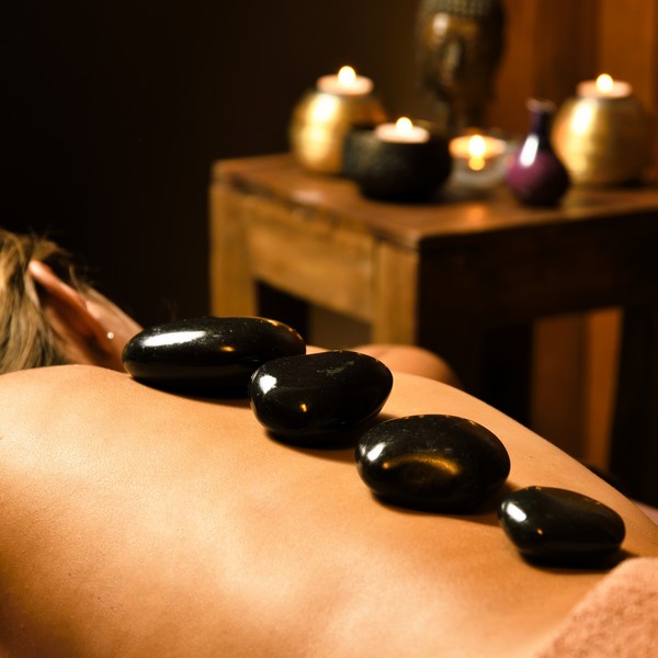 hot stone masáž horkými kameny